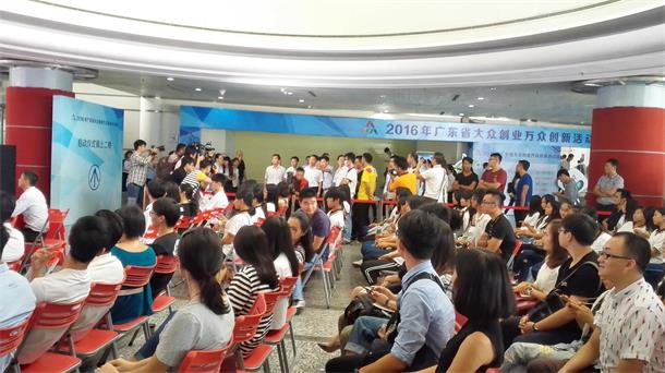 1476626194119314.jpg 2湛江市長參觀路演現場.jpg