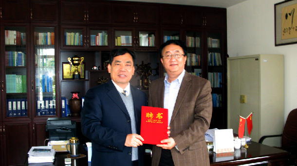 頒發(fā)聘書.jpg