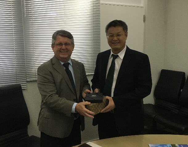 與伊塔雅伊大學校長互贈紀念品1.jpg